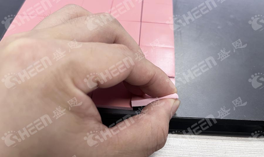 高回彈(dàn)導熱矽(xi)膠片的(de)技術挑(tiao)戰與發(fa)展難點(dian)